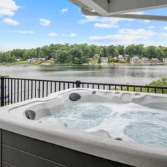 Cozy Lake Cottage: Chefs Kitchen, Deck & Hot Tub