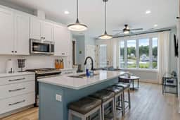 Cozy Lake Cottage: Chefs Kitchen, Deck & Hot Tub