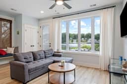 Cozy Lake Cottage: Chefs Kitchen, Deck & Hot Tub