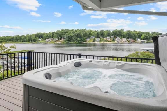Cozy Lake Cottage: Chefs Kitchen, Deck & Hot Tub - Image 1