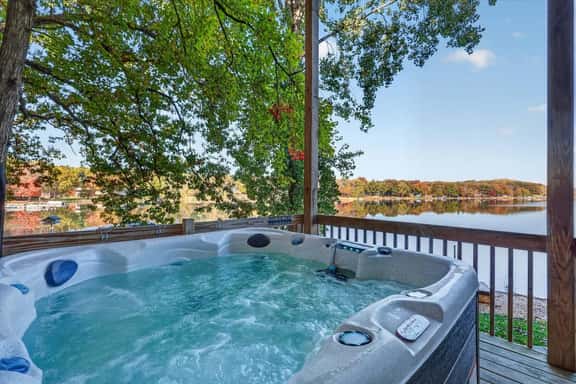Tranquil Jewel: Arcade, King Suits, Salt Water Hot Tub, Decks, Sandy Beach - Image 1