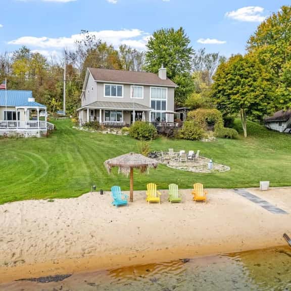 Tranquil Waters: Sauna, Hot Tub, Private Beach - Image 1