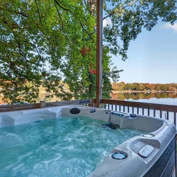 Tranquil Jewel: Arcade, King Suits, Salt Water Hot Tub, Decks, Sandy Beach - Image 1