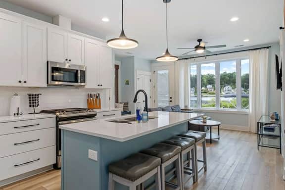 Cozy Lake Cottage: Chefs Kitchen, Deck & Hot Tub