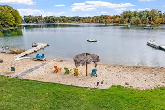 Tranquil Waters: Sauna, Hot Tub, Private Beach