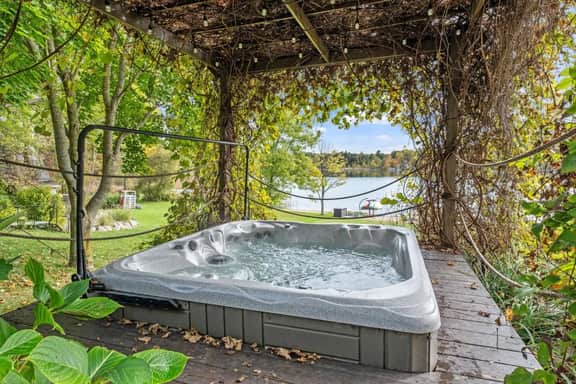 Tranquil Waters: Sauna, Hot Tub, Private Beach