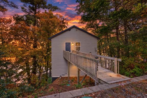 Tranquil Jewel: Arcade, King Suits, Salt Water Hot Tub, Decks, Sandy Beach - Image 2