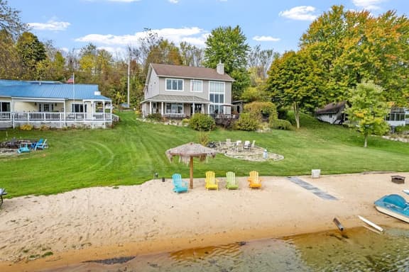 Tranquil Waters: Sauna, Hot Tub, Private Beach